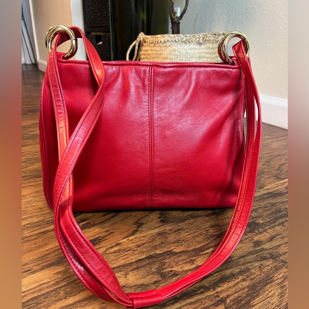 Red medium shoulder bag